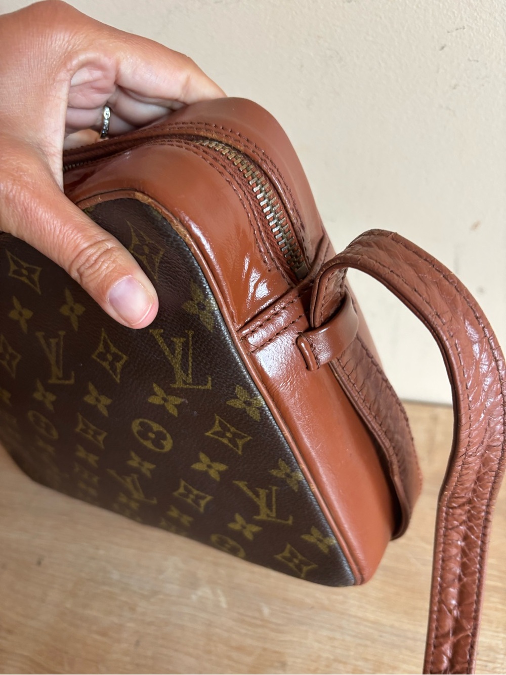 Authentic Louis Vuitton monogram crossbody - Picture 4 of 6